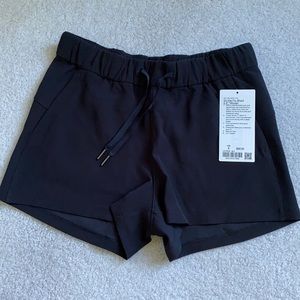 NWT Lululemon On The Fly Short *2.5" Sz 6